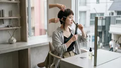 甘さだけでも、辛さだけでも物足りない人へ。ミディアムを更新する「ハッシュロブ」:淡ピンク×顔まわりレイヤーのオーダー術